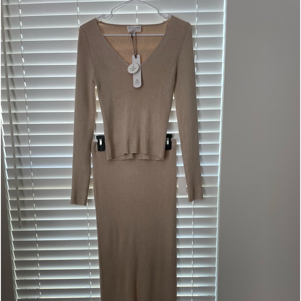 Brand New With Tags Olive & Oak Oatmeal Colored 2 Piece Skirt Set. Size Large.